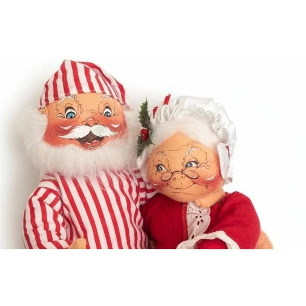 VTG 1989 Annalee Santa and Mrs Claus Hugging Christmas Decor Figurines